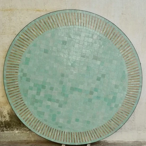 plateau rond de table en zellige artisanal au motif rayé de couleur vert céladon