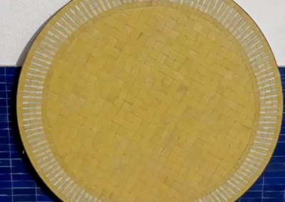 Plateau de table en zellige rayé de couleur jaune clair et blanc