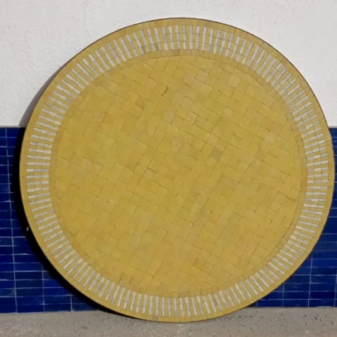 Plateau de table en zellige rayé de couleur jaune clair et blanc