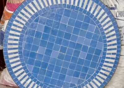 plateau rond de table en zellige de couleur bleu lavande et blanc