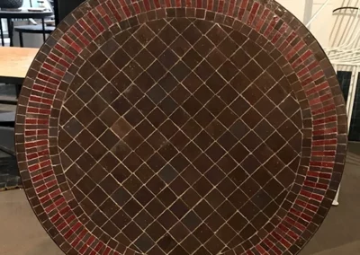 Plateau de table en zellige rayé de couleur marron et rouge