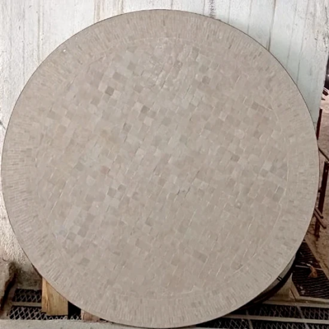 Plateau de table sur mesure fabriqué en zellige au motif rayé de couleur nacre