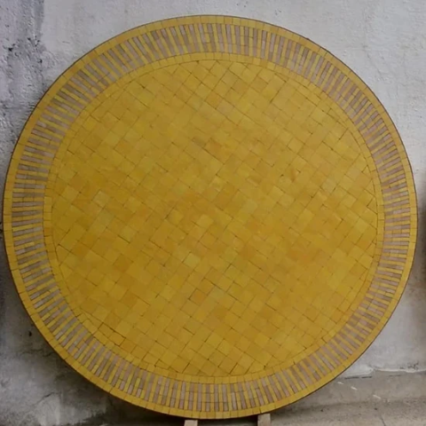 Création d'un grand plateau de table en zellige, motif rayé de couleur jaune clair