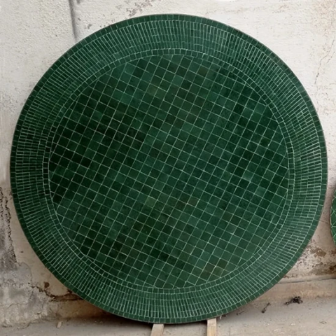 plateau de table ronde en zellige vert anglais, réalisation sur mesure au motif rayé