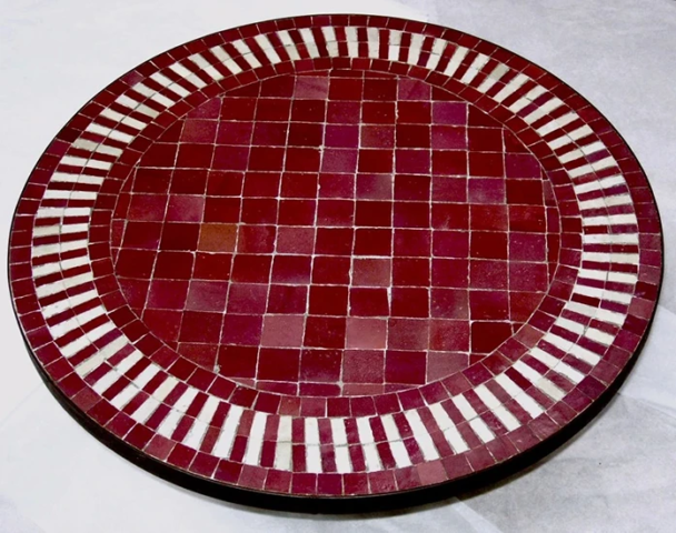 petit plateau de table en zellige au motif rayé de couleur rouge et blanc