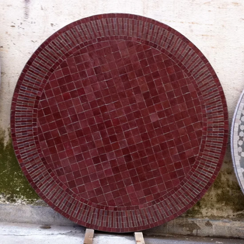 plateau de table dessiné sur mesure, zellige au motif artisanal rayé de couleur rouge