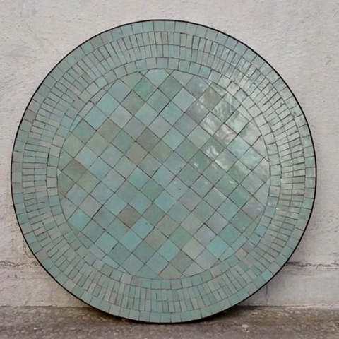 création sur mesure d'un plateau de table rond en zellige rayé de couleur tilleul