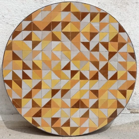 Plateau de table ronde en zellige, fabrication sur mesure pour une livraison en Avignon