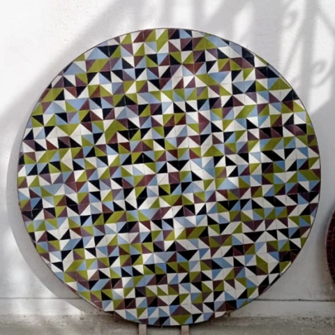 Grand plateau de table ronde en zellige au motif triangle, expédiée à Lyon (69)