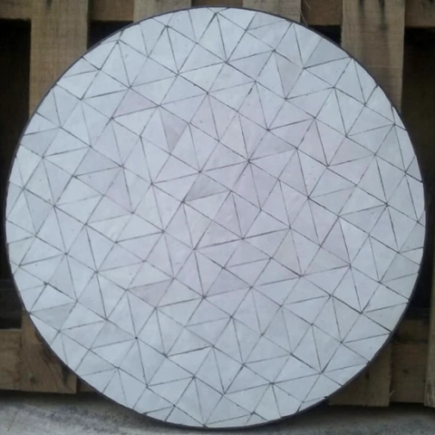 Petit plateau de table sur mesure en zellige de couleur nacre, motif triangle