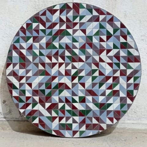 Plateau de table ronde, zellige et cerclage en fer forgé, livré à Nice (06)