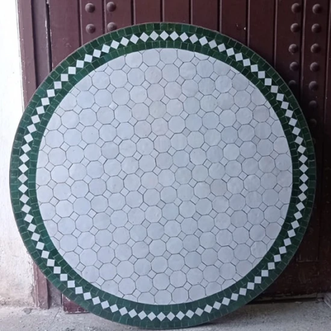 Table ronde en zellige à Toulon