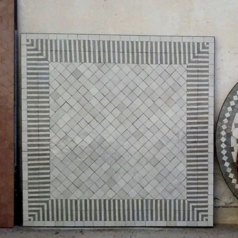 Grand plateau de table carré, 100 cm de côté, zellige blanc et gris foncé, motif rayé