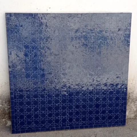 Plateau de table carré, 120cm de côté, zellige bleu nuit au motif fleurs de matécha