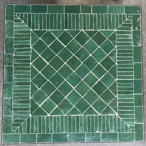 Petit plateau de table carré, 40 cm de côté, zellige vert au motif rayé et fer forgé