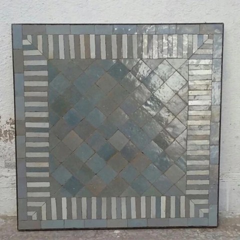 Petit plateau carré en zellige, 45x45 cm, couleur gris perle et nacre, motif rayé