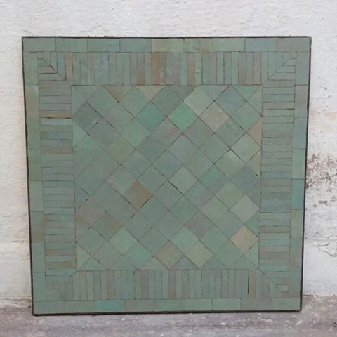 Petit plateau de table carrée de 55 cm de côté en zellige rayé vert tilleul