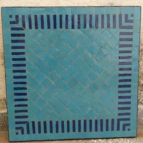 Plateau de table en zellige, forme carrée 60x60 cm, couleur bleu ciel et bleu roi, motif rayé