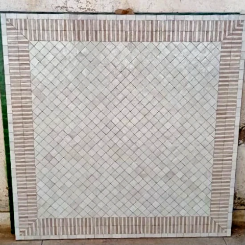 Plateau de table carrée, 88 cm de côté, zellige rayé en deux couleurs : blanc et saumon