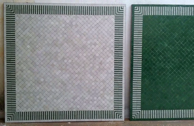 Grands plateaux carrés de table en zellige, couleurs vert et blanc, motif rayé