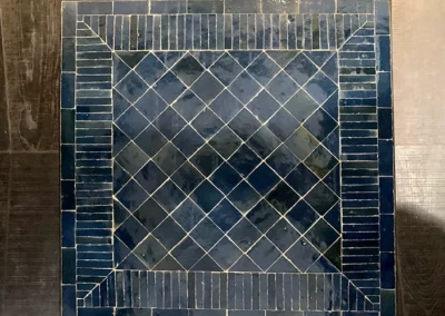 Plateau de table carré en zellige rayé bleu profond
