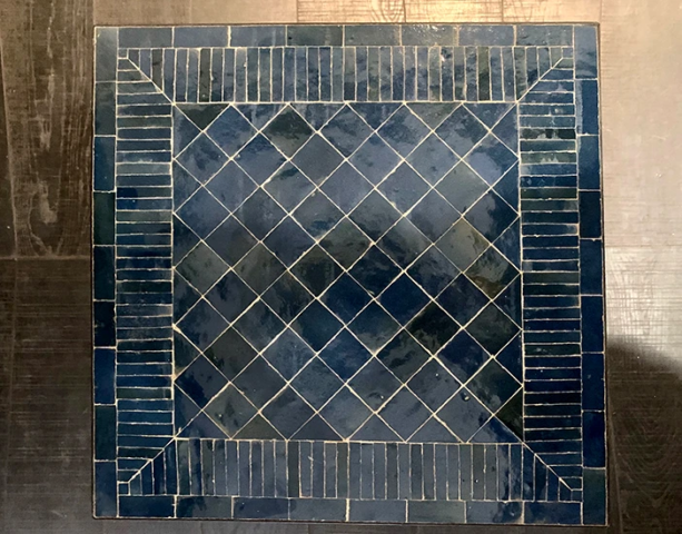 Plateau de table carré en zellige rayé bleu profond