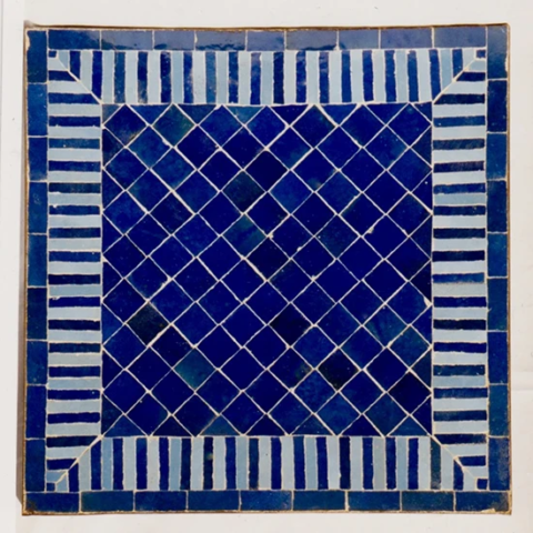 Plateau de table carré en zellige rayé bleu roi et nacre
