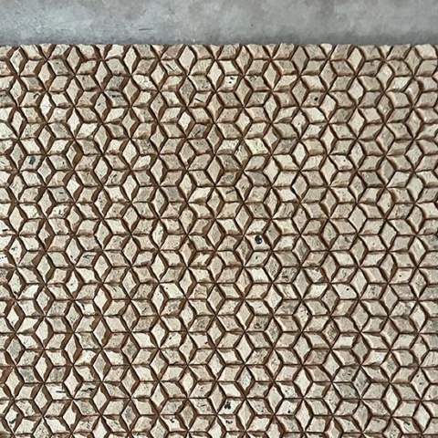 Fabrication de panneaux sur mesure en zellige au motif cube chez Art et Sud Déco