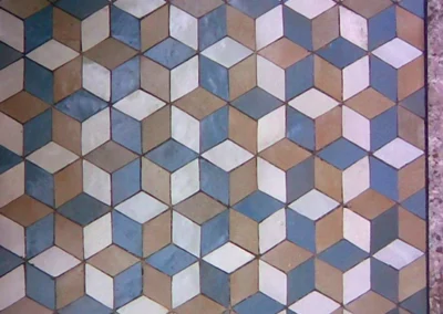 Création originale d'un plateau de table carrée en zellige gris, blanc et beige, réalisation sur commande