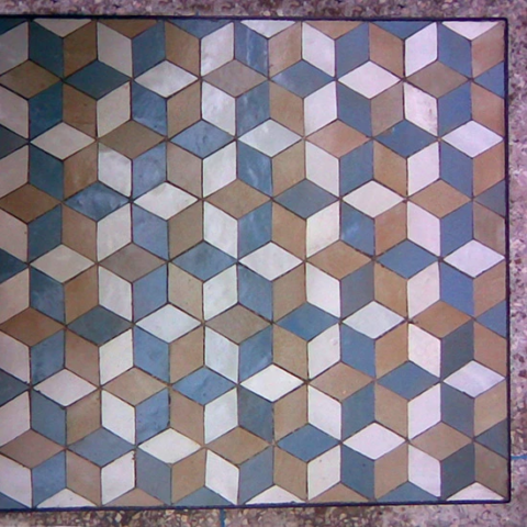 Création originale d'un plateau de table carrée en zellige gris, blanc et beige, réalisation sur commande