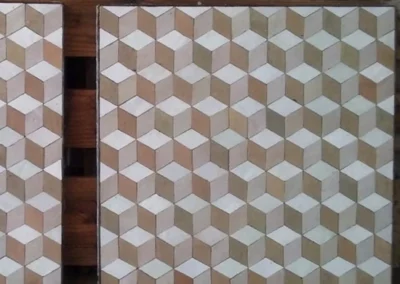 Zellige en motif cube de couleur rose, saumon et blanc, réalisation sur mesure