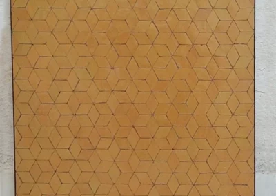 Plateau de table carrée en zellige safran, motif cubes, dimensions : 60x60cm