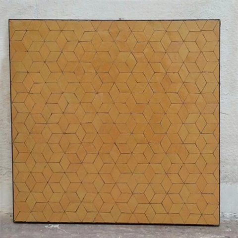 Plateau de table carrée en zellige safran, motif cubes, dimensions : 60x60cm