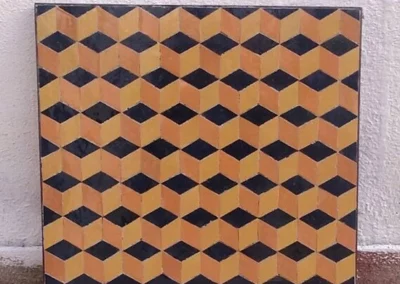 Plateau de table carrée en zellige jaune clair, safran et noir