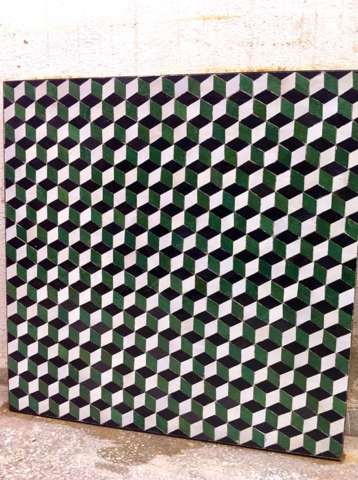 Plateau de table carrée en zellige vert foncé, blanc et noir, dimensions : 120x120cm