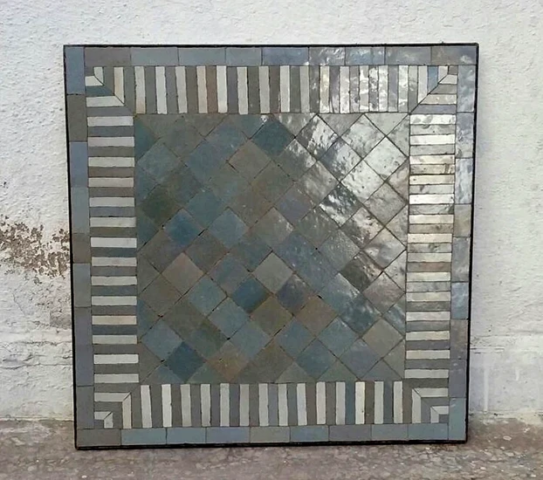 Plateau de table carré en zellige rayé de couleur gris perlé et blanc