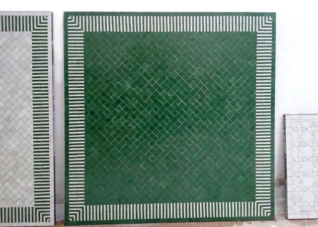 grand plateau de table carrée en zellige rayé vert et blanc