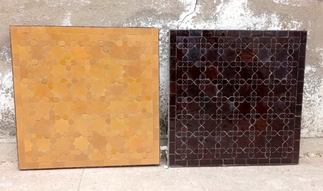Variations de couleurs marron et safran sur plateaux de tables carrés en zellige au motif Matécha. 80x80cm