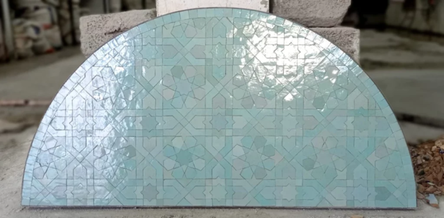 Zellige émaillé vert céladon, plateau en demi lune