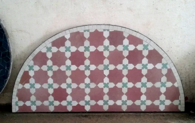 Plateaux de table en forme demi-lune et motif Fleurs de Matécha en zellige