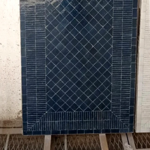 Plateau de table rectangulaire 110x60 cm en zellige rayé bleu profond