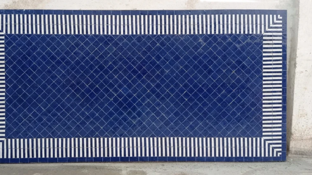 Plateau de table rectangle 160x60 cm, zellige rayé bleu roi et blanc