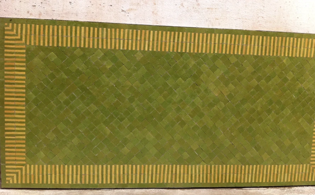 grand plateau de table rectangle 180x85 cm en zellige vert rayé anis et jaune