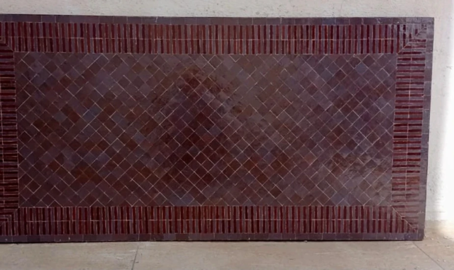 grand plateau rectangle 200x85 cm en zellige rayé rouge et aubergine