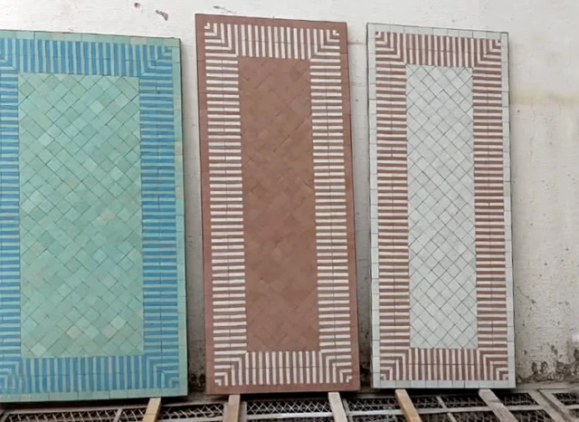 Plateau de table rectangle mesurant 80x40 cm, zellige rayé blanc et saumon