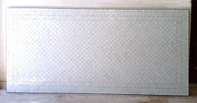 Grand plateau de table fabriqué sur mesure en zellige rayé blanc