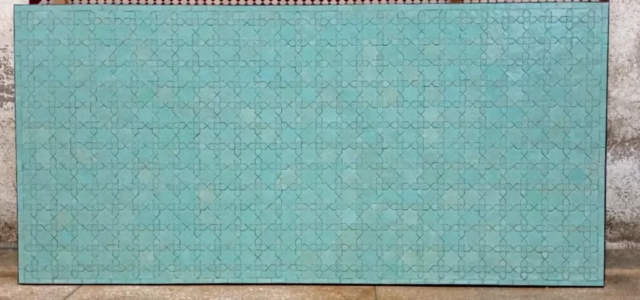 Grand plateau de table rectangulaire en zellige unicolore, vert d'eau au motif Fleurs de Matécha, livraison à Paris (75)