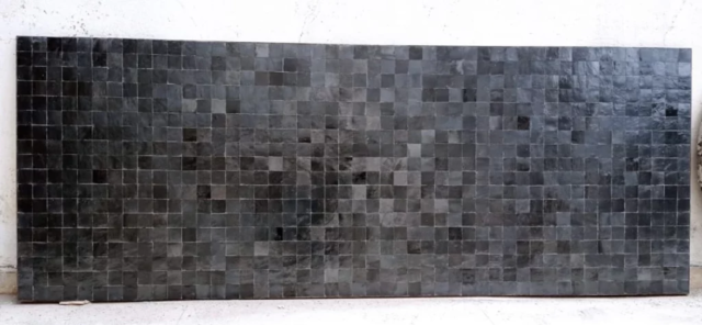 Grand plateau de table en zellige noir, fabrication sur mesure pour Saint-Paul-de-Vence (06)