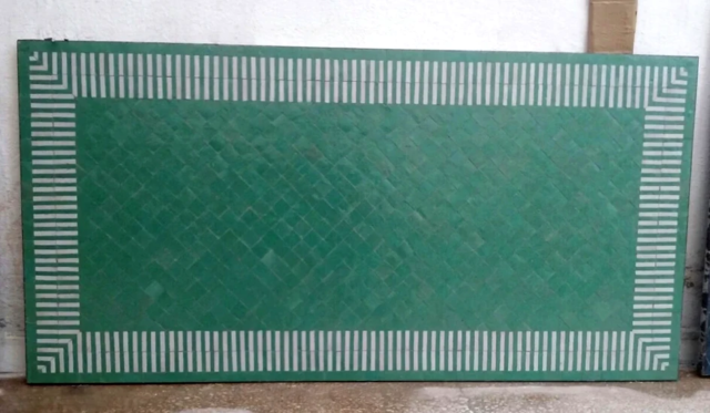 Plateau de table en zellige rayé vert émeraude et blanc