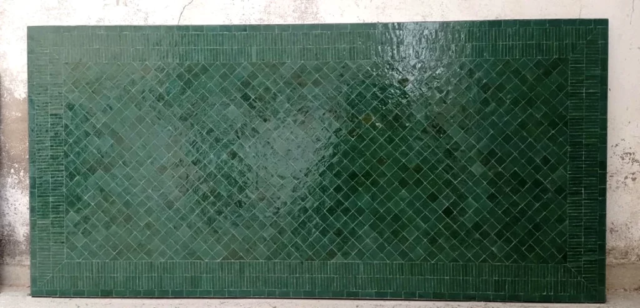 Plateau de table en zellige rayé vert foncé